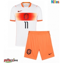Camiseta Países Bajos Cody Gakpo #11 Visitante Equipación para niños Mundial 2026 manga corta (+ pantalones cortos)